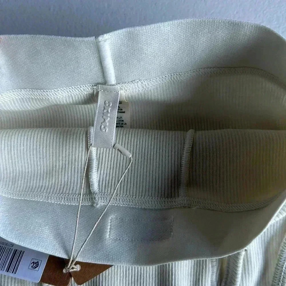 Skims - Picture 4 of 6